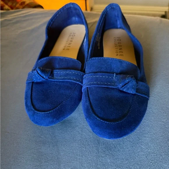 Journee Collection Women's Vibrant Blue Flats - Picture 1 of 4